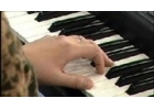 电子琴视频入门指法教程12C大调CFG的单指和弦练习